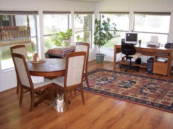 Loads of sunnlight in this large family room with dining space.