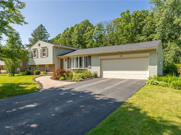 16 Mertensia Ln, Henrietta, NY 14467
