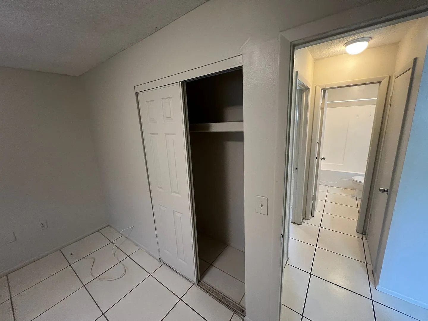 Fort Myers ** 2 Bed-1 Bath Unfurnished First Floor Apartment Available For A Long-Term Tenant ** ... — Photo 4