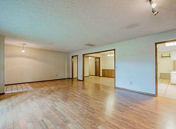 4th image of 633 S Willowood Dr
