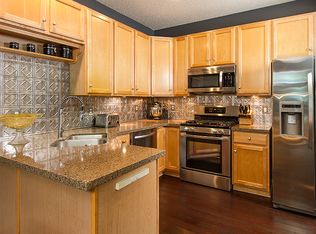 1376 White Oak Dr, Chaska, MN 55318