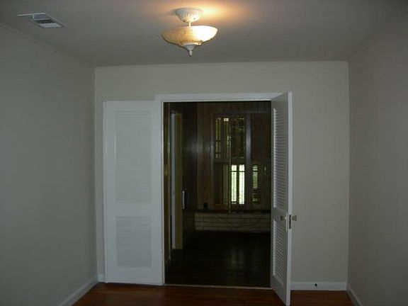 5th image of 119 E Hillcrest Dr