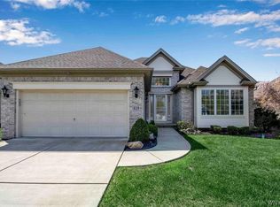 8119 S Laurel Park Ln, East Amherst, NY 14051