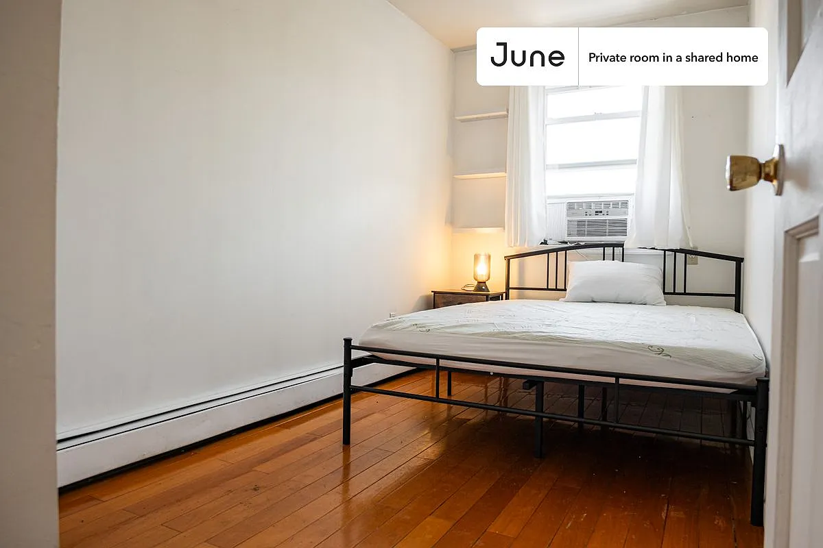 Queen bedroom in 2 bed/2 bath home in Fort Greene #1822 A — Photo 2