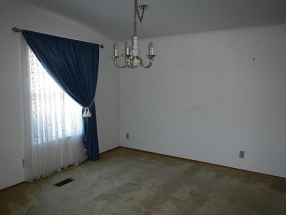 3rd image of 807 Clover Ln