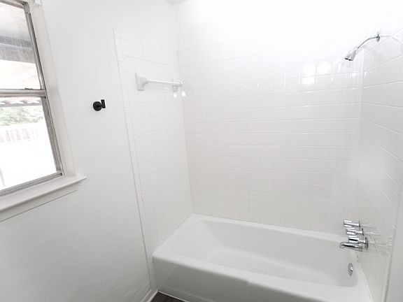 3rd image of 9518 Meadowheath Dr