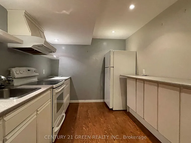 4 Wenlock Cres — Photo 32