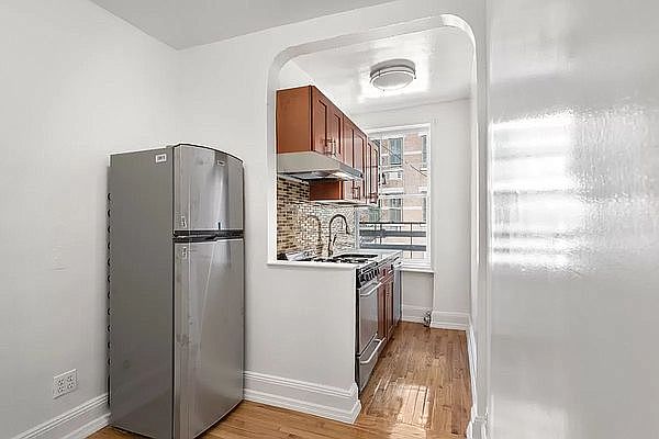 2nd image of 581 Hudson St #4C