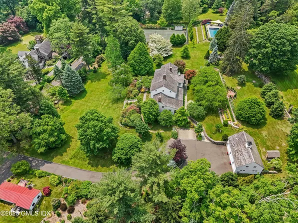 19 Meadow Dr, Cos Cob, CT 06807