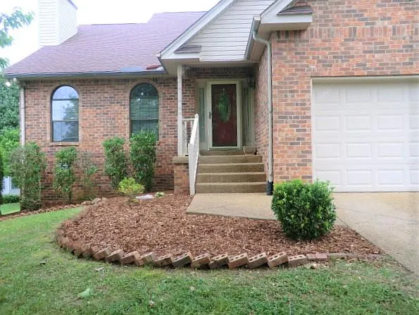 4 bed, 2.5 bath, 2327 sqft, $2,395 — Photo 2