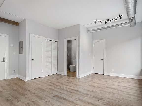 4th image of 7645 N Sheridan Rd #305