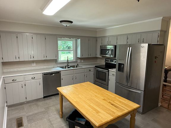 3rd image of 1535 London Dr
