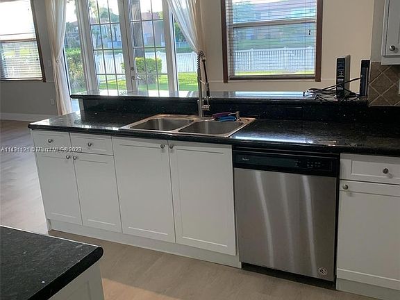 4th image of 15169 NW 7 S