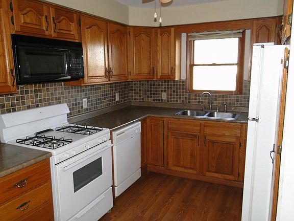 2nd image of 5 E Ashford St