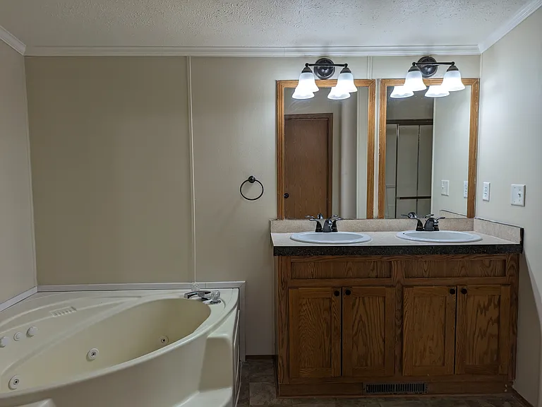 Broadview Estates — Photo 43