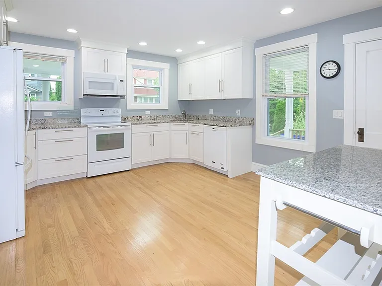 24 Oak St — Photo 5