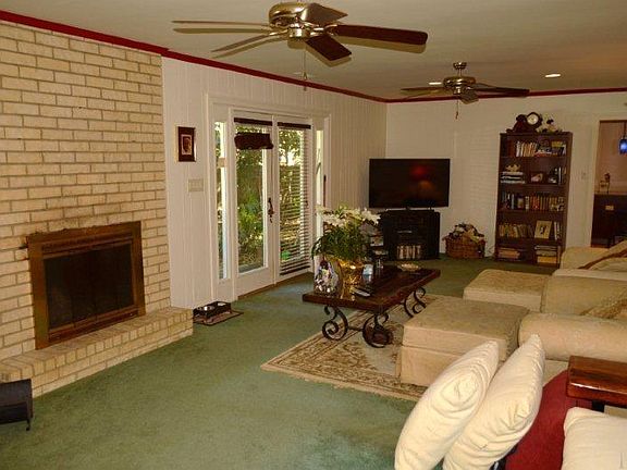4th image of 702 Poinciana Dr