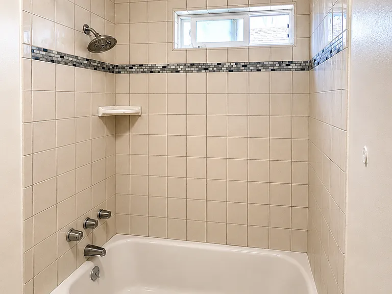 1212 W Victory Blvd — Photo 15