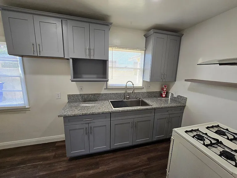 260 W 18th St — Photo 7