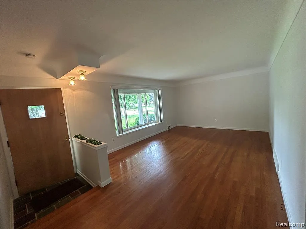 3 bed, 1.5 bath, 1425 sqft, $2,500 — Photo 2