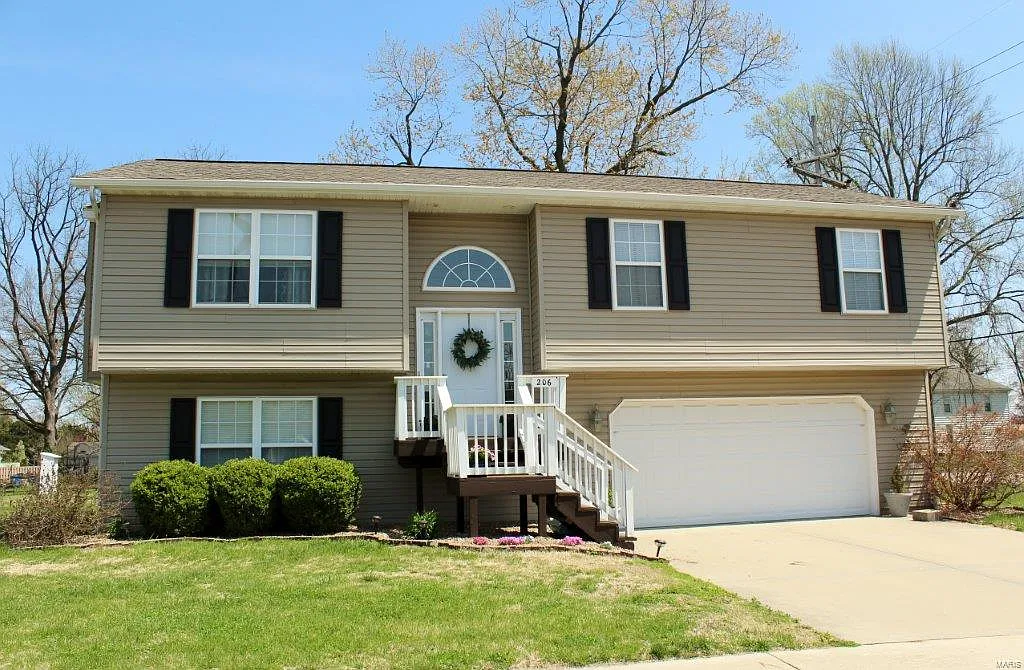 208 Fairview Ave photo 1