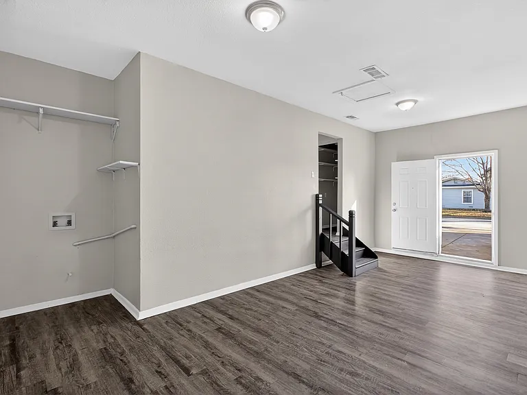 701 Harrison Ln — Photo 2