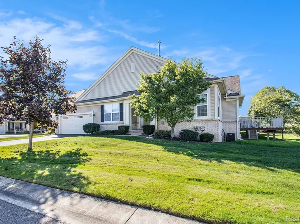 5960 Baypointe Blvd, Clarkston, MI 48346