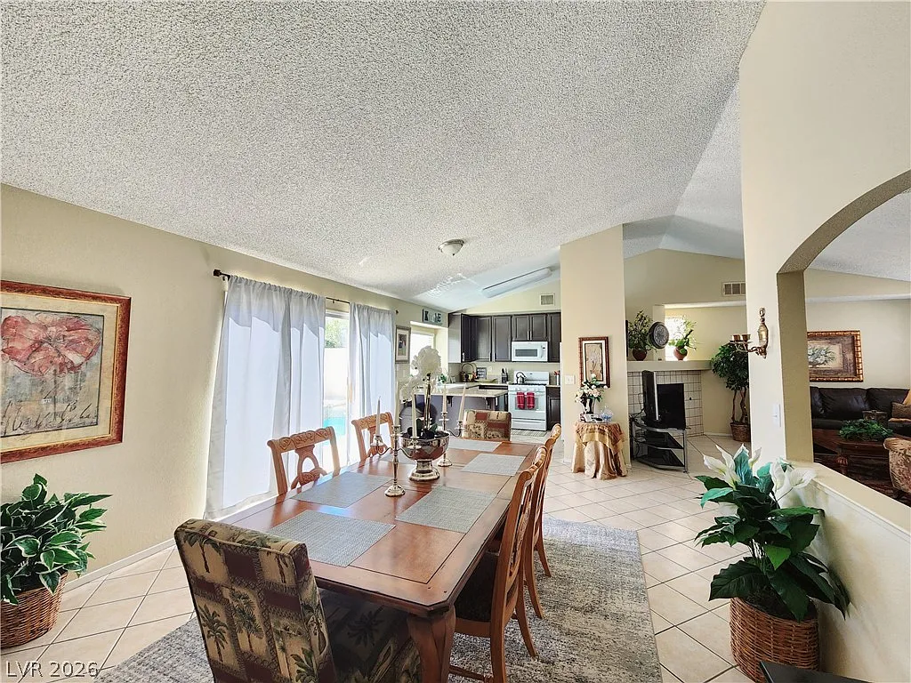 3 bed, 2.0 bath, 1444 sqft, $3,600 — Photo 4
