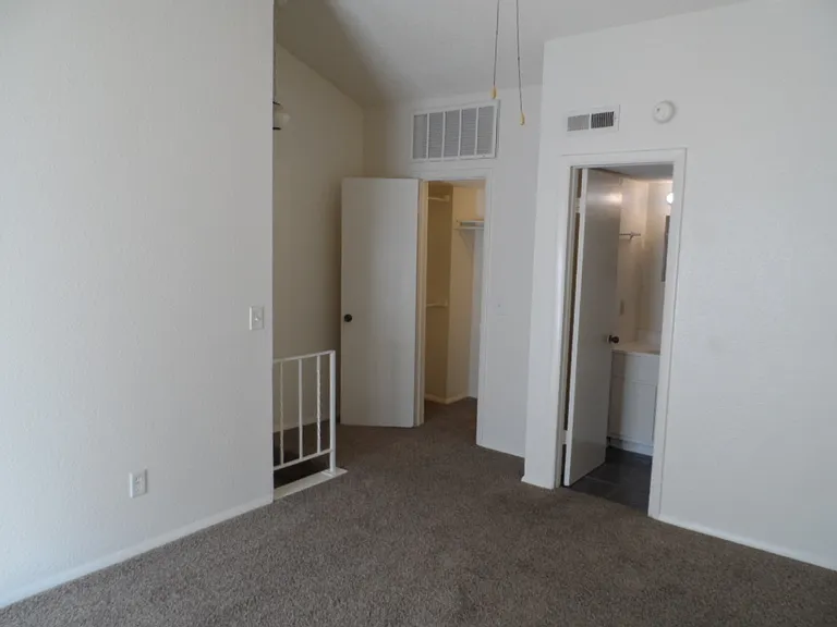 2504 N Hudson Ave — Photo 8