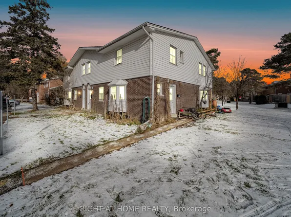 272 Westcourt Pl, Waterloo, ON N2L 2R7