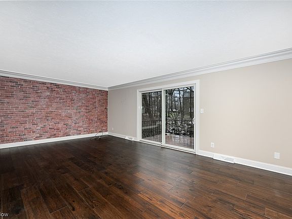 5th image of 37 E Carriage Dr