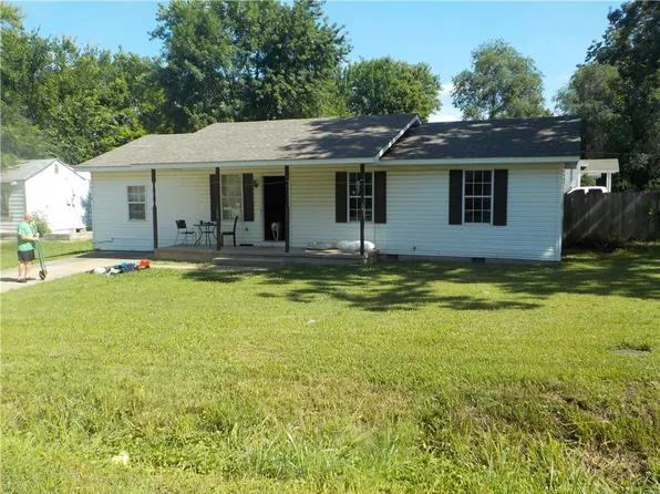 108 Boston St NE, Gravette, AR 72736