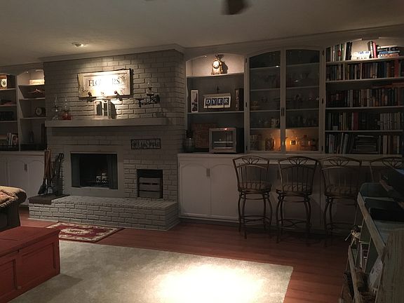4th image of 1081 Holly Dr