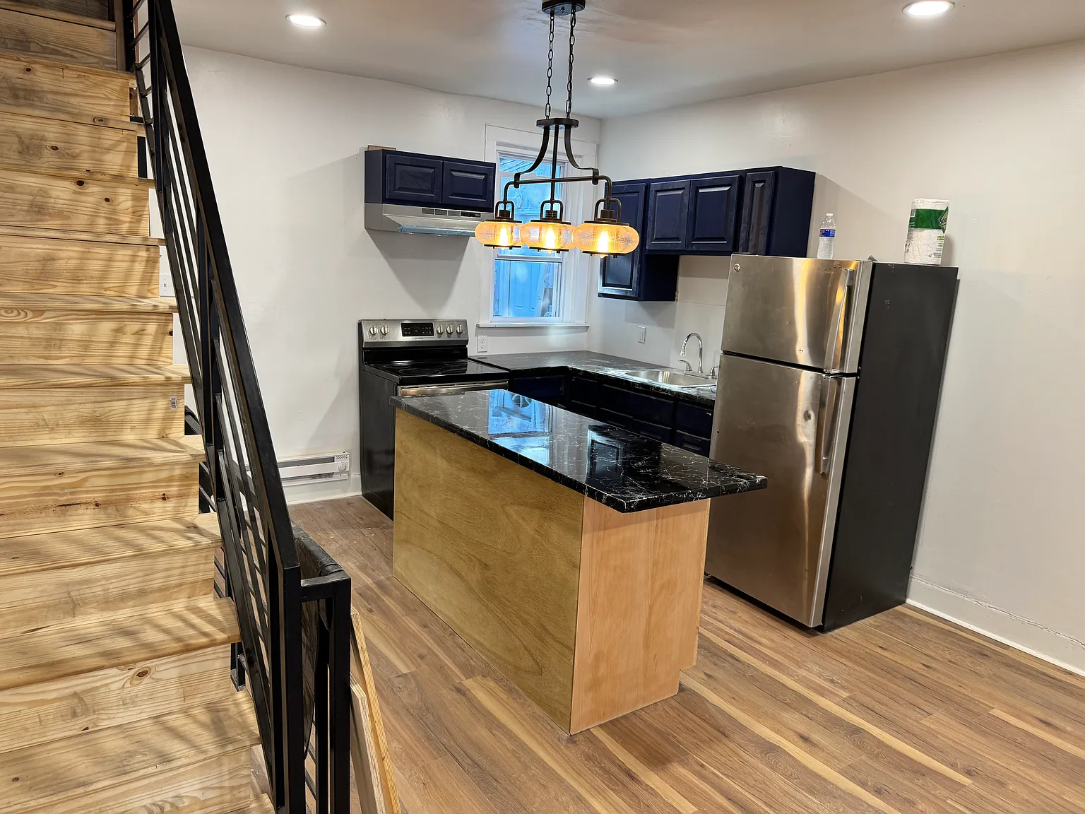 2 bed, 1.5 bath, 912 sqft, $1,400 — Photo 2