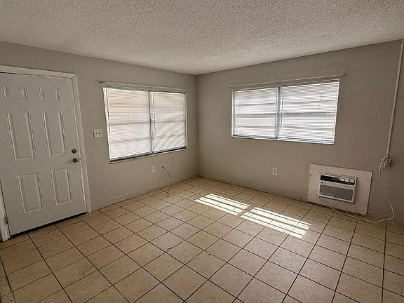 4th image of 404 Peters St