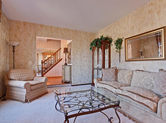 4th image of 807 Interlaken Dr