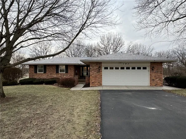 107 Woodlawn Dr, Chrisman, IL 61924