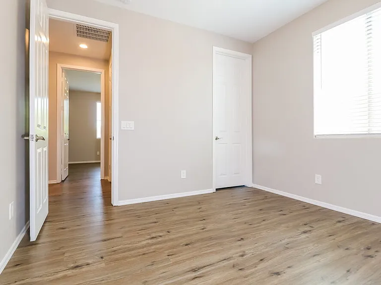 6114 S 30th Ln — Photo 13