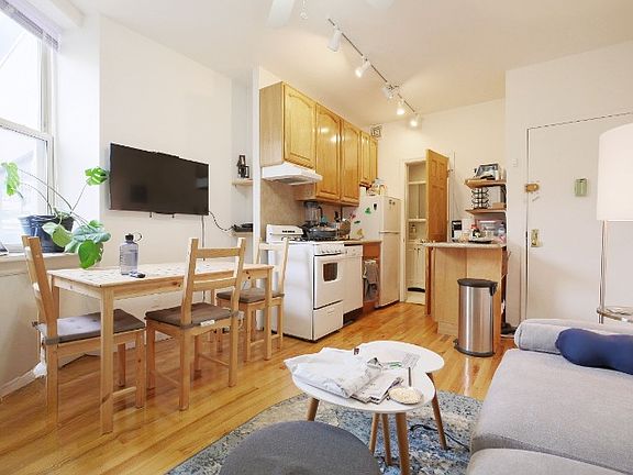 5th image of 647 Franklin Ave APT 3RR