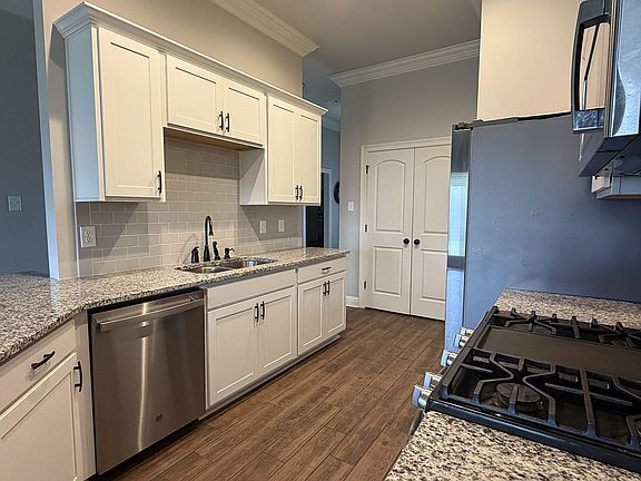 3rd image of 403 Mangrove Ln