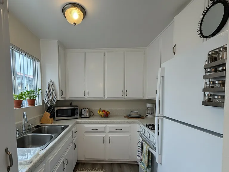 34th Street Apartments — Photo 6