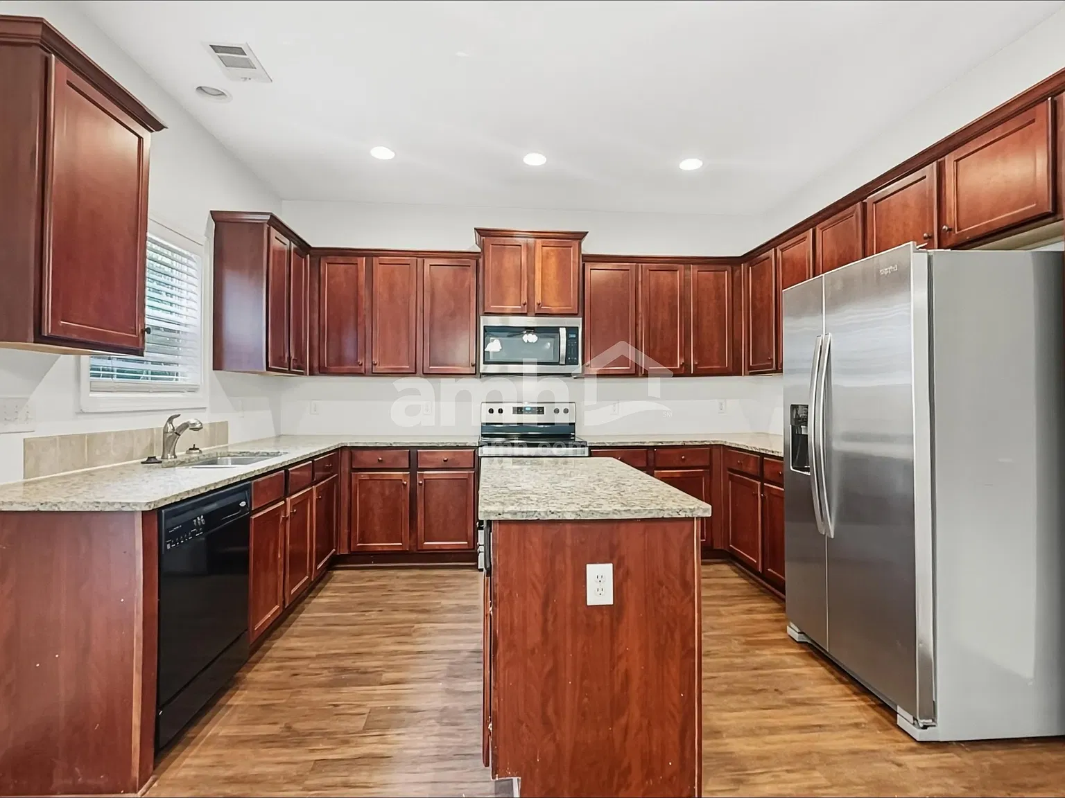 5 bed, 3.5 bath, 2700 sqft, $2,660 — Photo 4