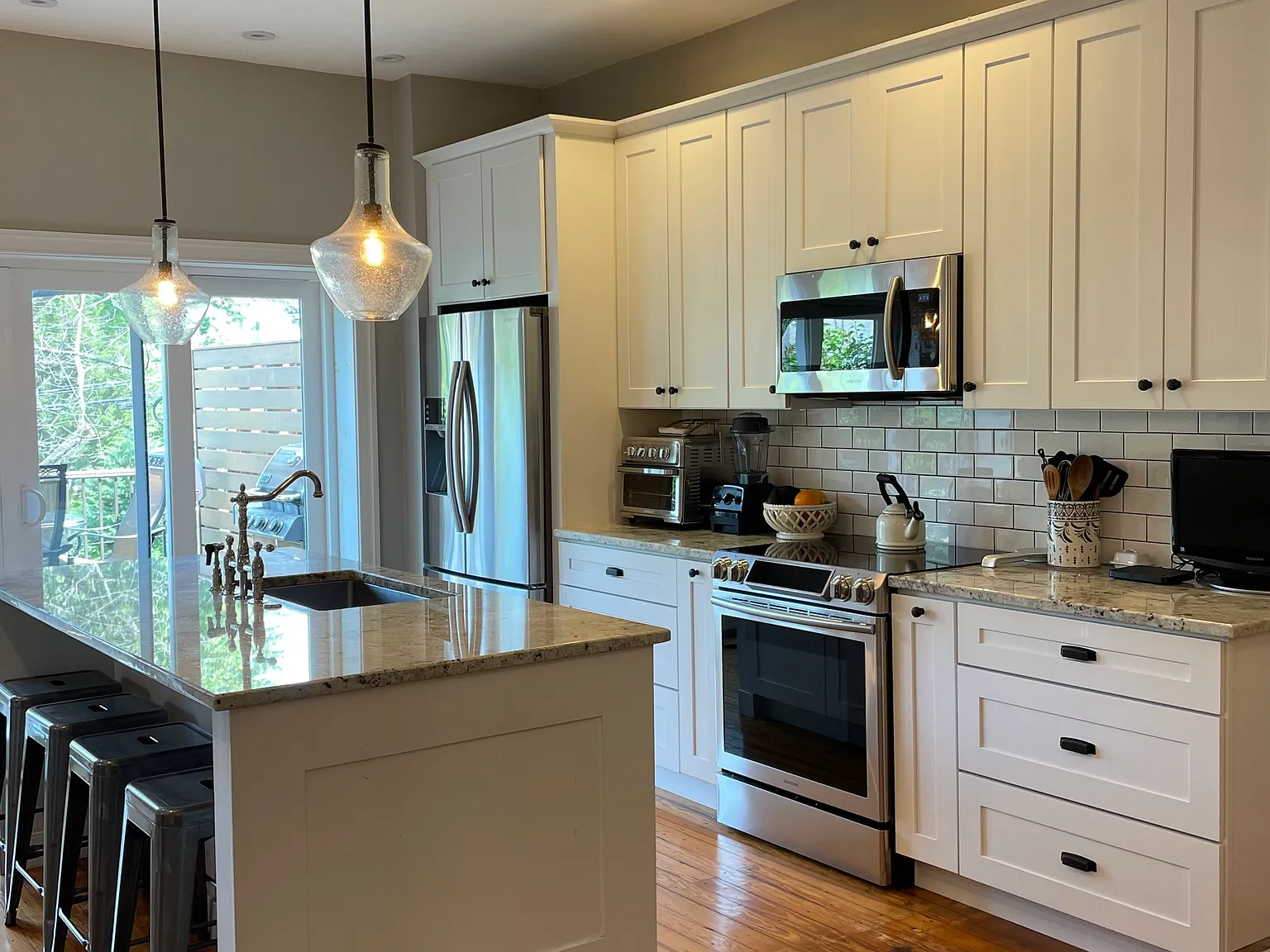 5 bed, 2.5 bath, 2500 sqft, $3,200 — Photo 2