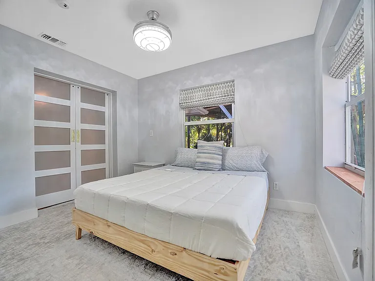 720 SW 11th Ct — Photo 16