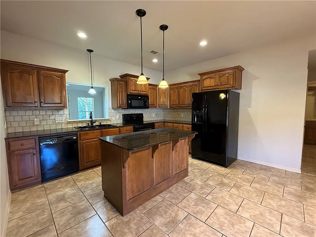 3 bed, 2.0 bath, 1773 sqft, $1,875 — Photo 3