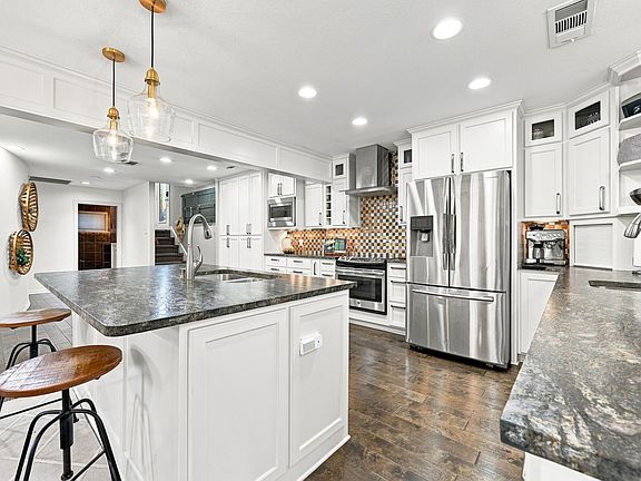3rd image of 3840 Mockingbird Ln