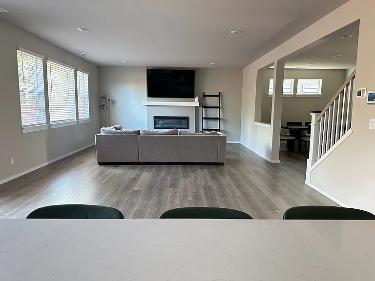 2406 Hyde Ct NE — Photo 4
