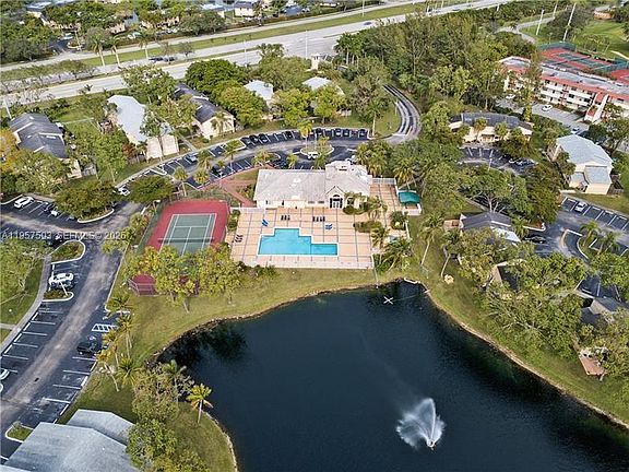 3rd image of 300 Palm Cir W APT 307
