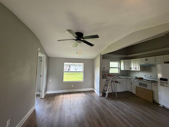 2nd image of 3000 E 20th St
