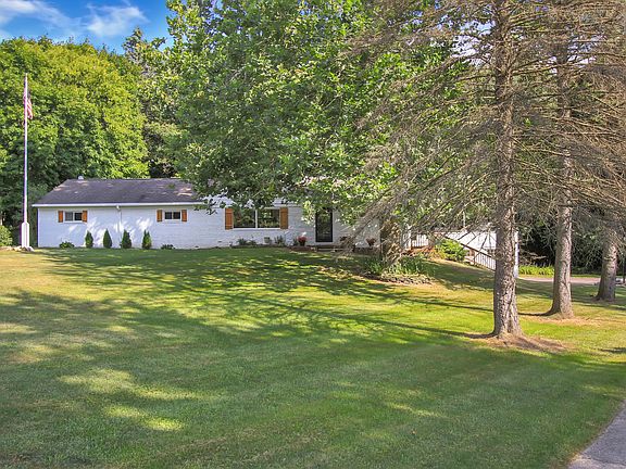 5th image of 42599 Clemons Dr